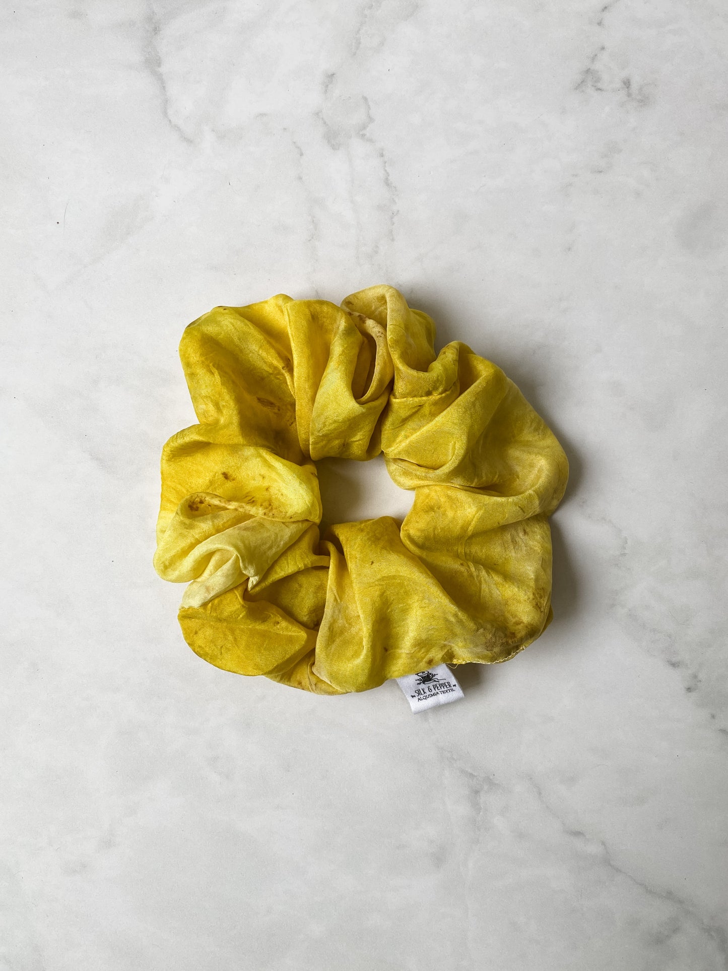 Lujoso Scrunchie de Seda Grande en Tono Daffodil