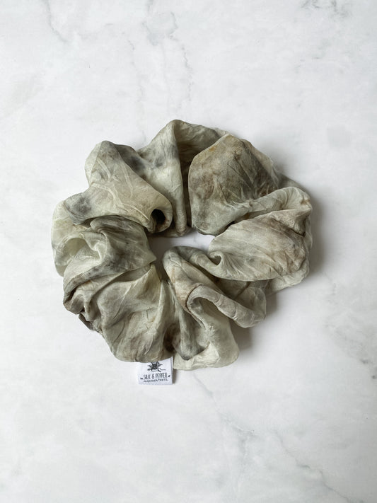 Lujoso Scrunchie de Seda Grande en Tono Smokey Blue