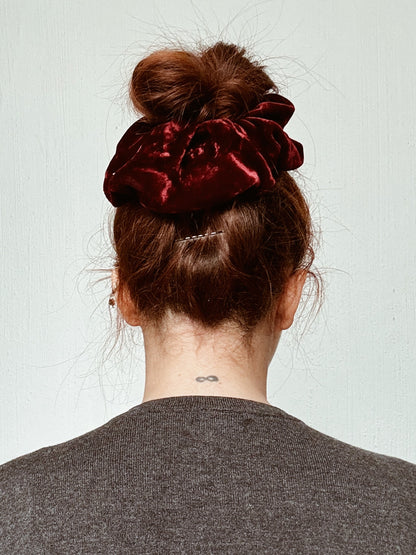 Scrunchie de Seda Terciopelo Grande en Tono Red Merlot