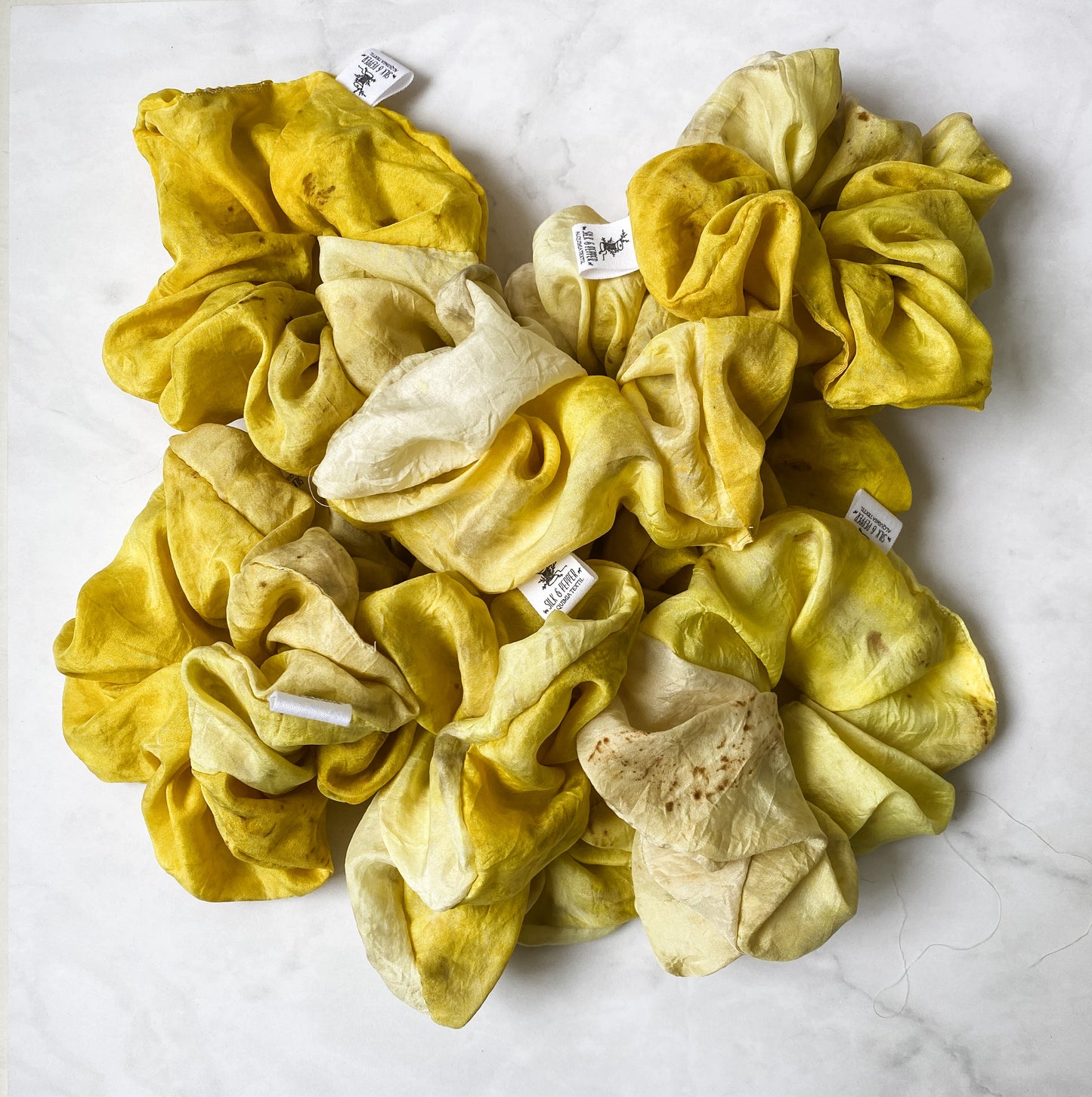 Lujoso Scrunchie de Seda Grande en Tono Daffodil