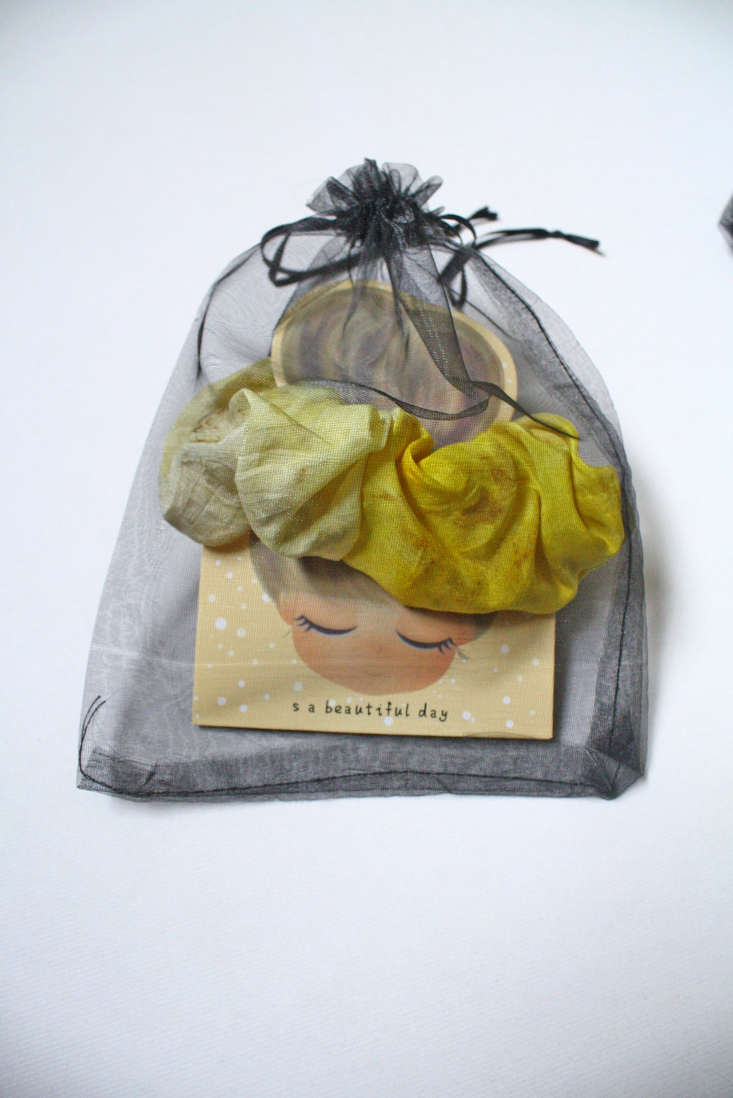 Lujoso Scrunchie de Seda Grande en Tono Daffodil